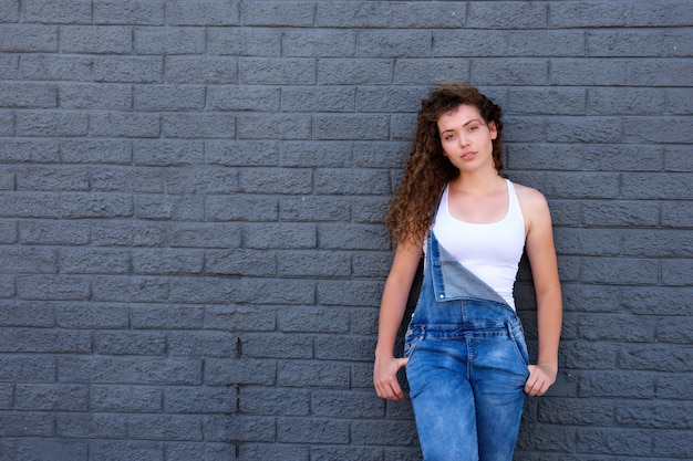 Photo teen girl with attitude standing with hands in pockets