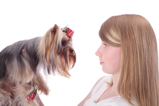 Photo teen girl with the yorkshire terrier