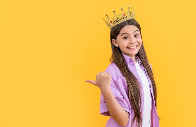 Photo teen girlish girl with crown on background with copy space photo of teen girlish girl