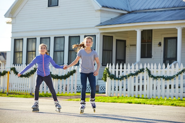 写真 10代の女の子グループが路上でローリングスケート