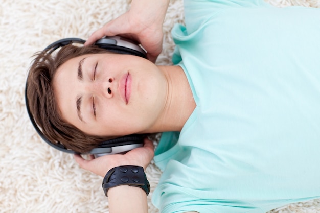 Photo teen guy listening to music