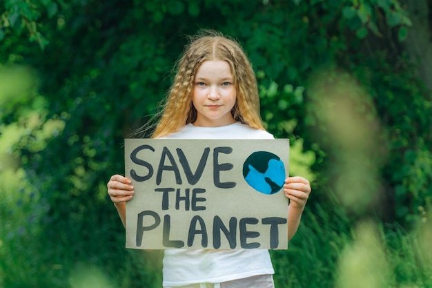 Foto ragazza adolescente ha votato per la protezione della foresta, l'inquinamento, la natura, il futuro.