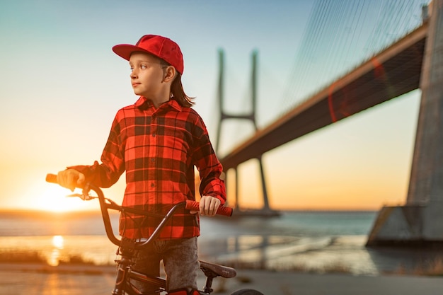 Photo teenage bmx rider is prepearing to tricks in skatepark