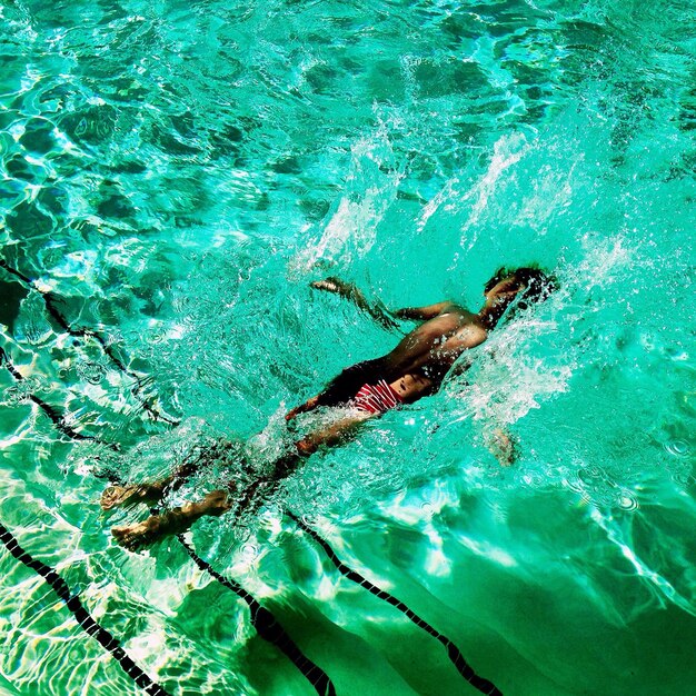 Foto ragazzo adolescente che cade in acqua