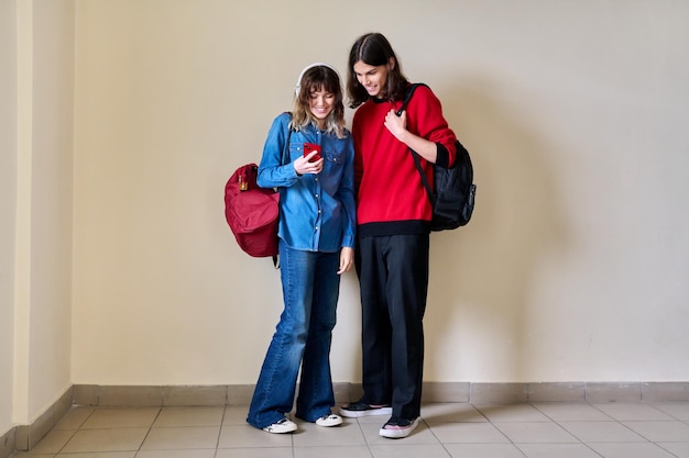 一緒にスマートフォンを見ている10代の少年と少女