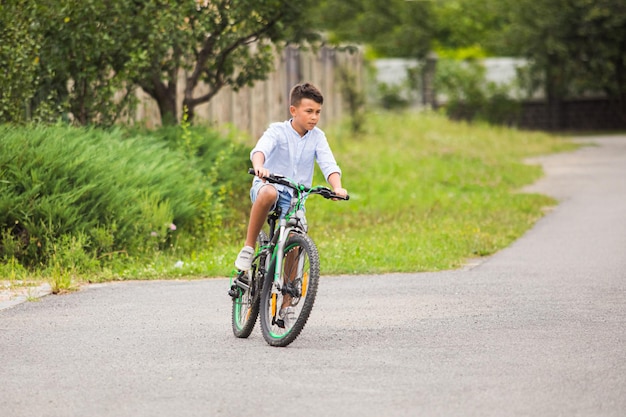 L'adolescente sta guidando su una bicicletta