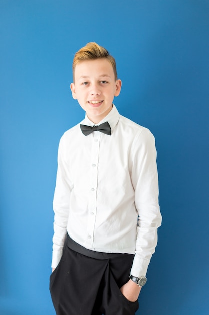 Фото Портрет подросткового мальчика на фоне красочных фона