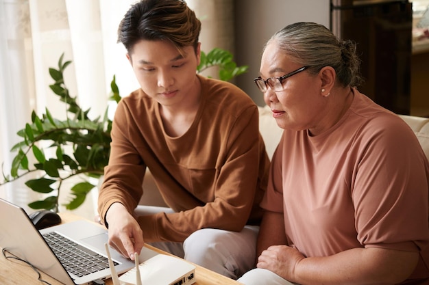 Adolescente che configura la rete wi-fi