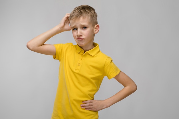 Tシャツの10代の少年