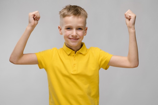 Tシャツの10代の少年