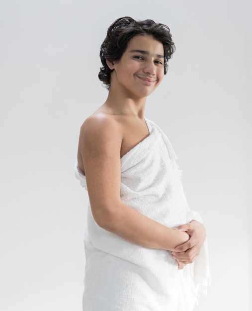 Photo teenage boy wearing ehram for hajj