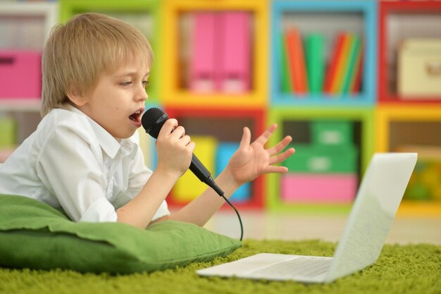ノートパソコンを持ったティーンエイジャーの少年