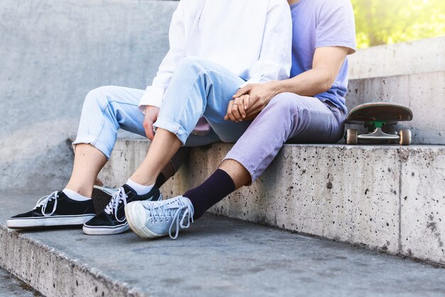 Coppia di adolescenti in uno skatepark durante il loro appuntamento