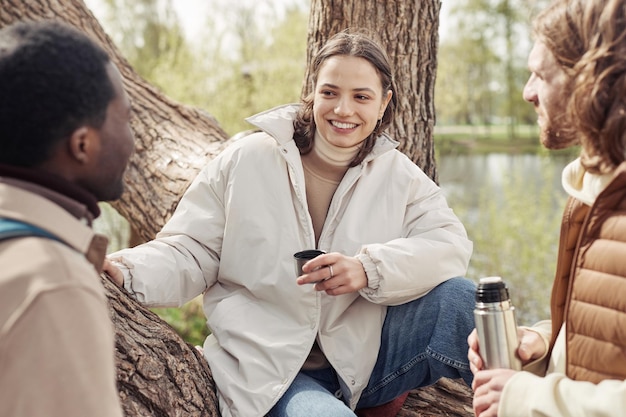 Photo teenage friends having picnic outdoors