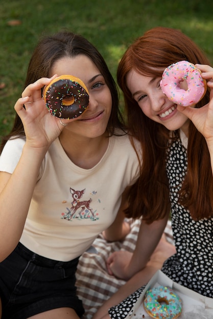 Foto amici adolescenti che trascorrono del tempo insieme