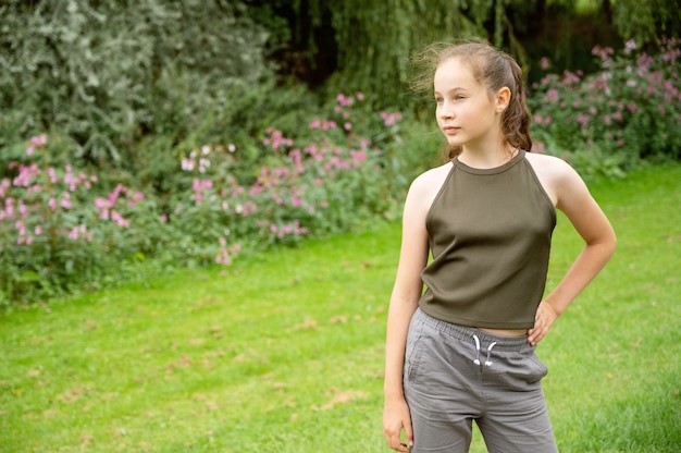 緑の夏の公園に対して、10代の少女。自信を持って若い女性の肖像画。テキスト用のスペースをコピーする