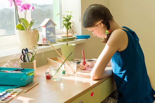 写真 自宅で10代の少女を描く水彩画