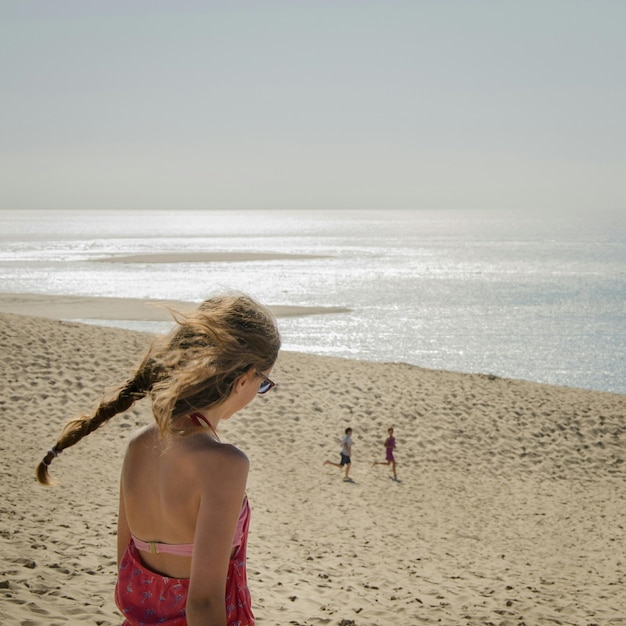 Foto ragazza adolescente sulla spiaggia