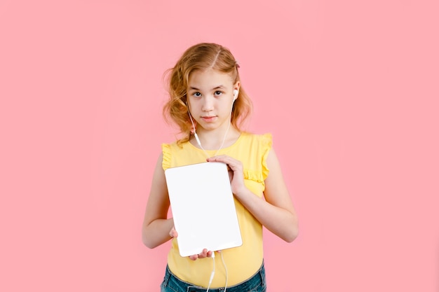 Девочка-подросток делает домашнее задание на планшете