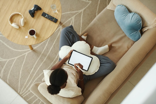 Photo teenage girl drawing sketches on tablet