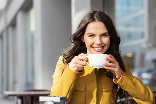 Photo teenage girl drinking hot chocolate at city cafe