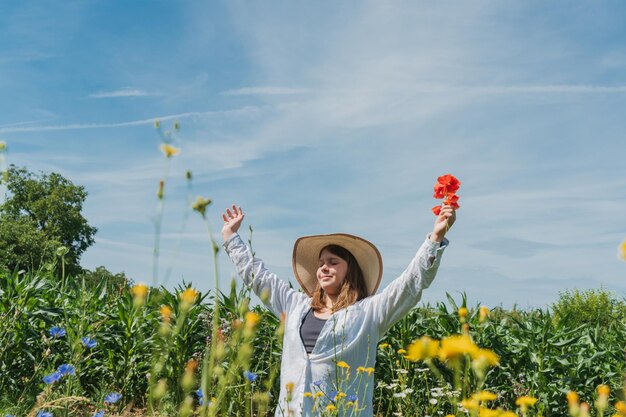 Foto ragazza adolescente si diverte con il sole nel campo