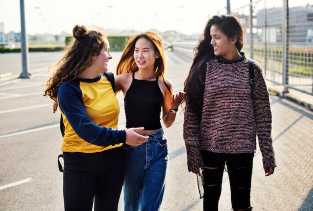 Photo teenage girl friends walking together