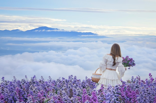 花の庭で 10 代の少女、ガルドでマーガレット アスターの花畑で若い幸せなアジアの女の子