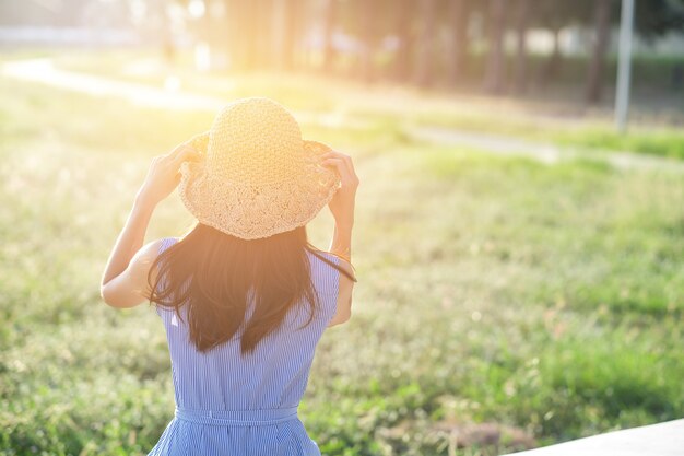 写真 リラックスした時間で日光に満足している10代の少女