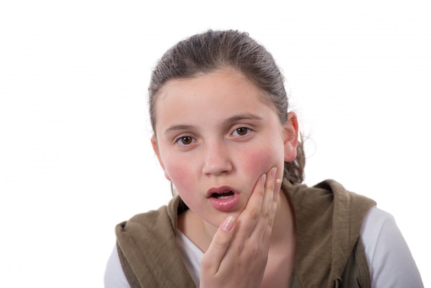 L'adolescente ha un mal di denti isolato su fondo bianco