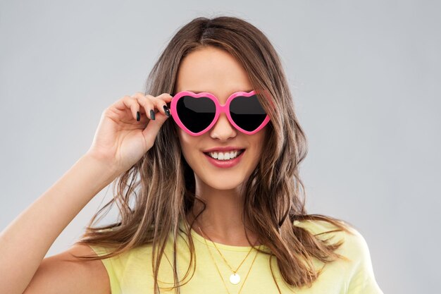 Photo teenage girl in heartshaped sunglasses