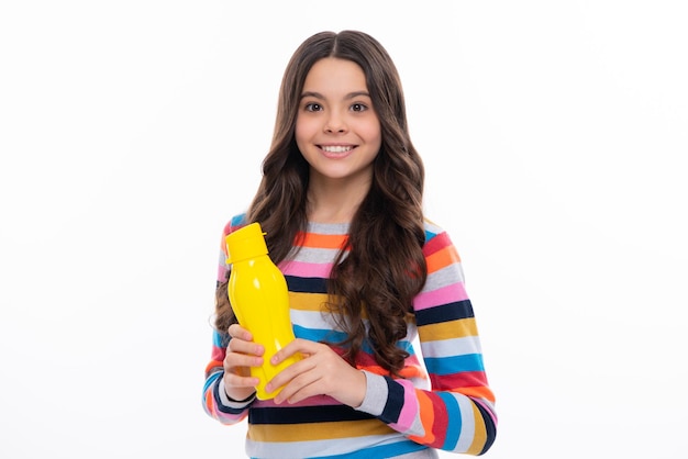10 代の少女は、黄色の背景に分離された水のボトルを保持します 水のボトルと健康的な生活