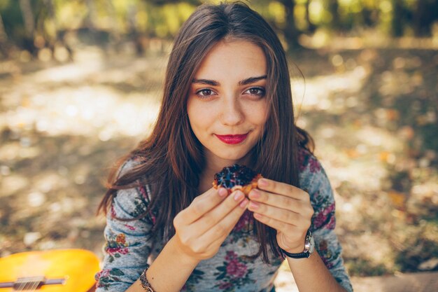 Foto adolescente che tiene una torta di frutti di bosco