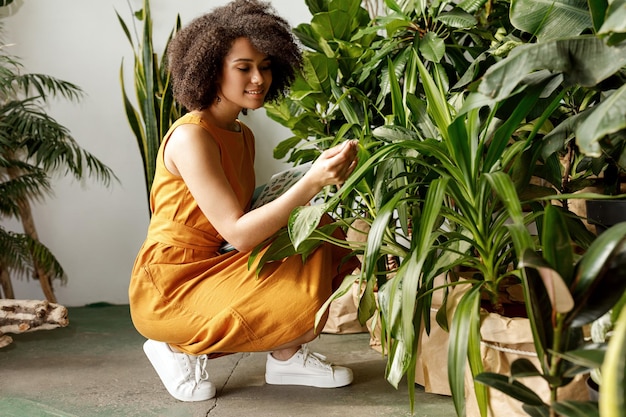 Photo teenage girl holding leaves in store