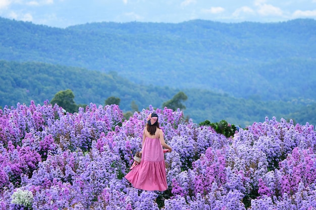 写真 花の庭で 10 代の少女、ガルドでマーガレット アスターの花畑で若い幸せなアジアの女の子