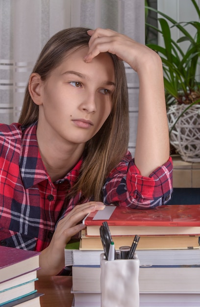 10代の少女は彼女の宿題をやっています。