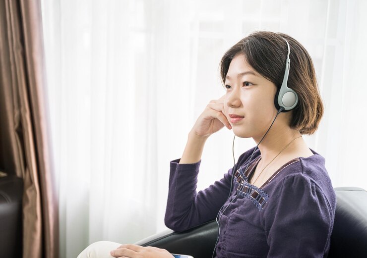 Photo 家で音楽を聴いているティーンエイジャーの女の子