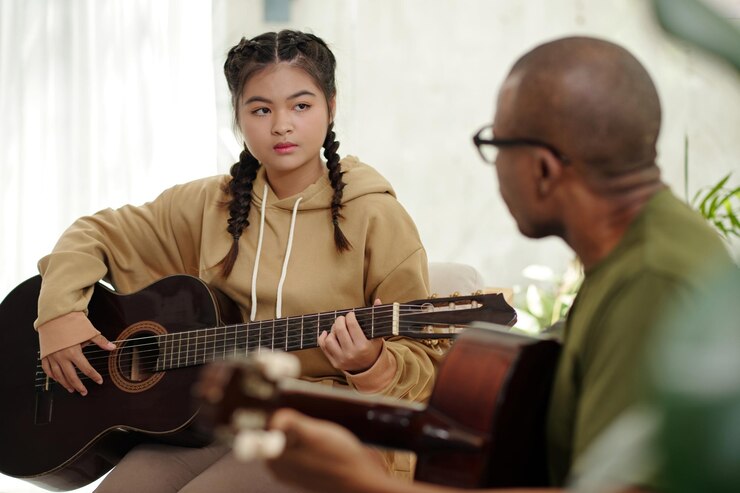 Photo teenage girl listenining to teacher