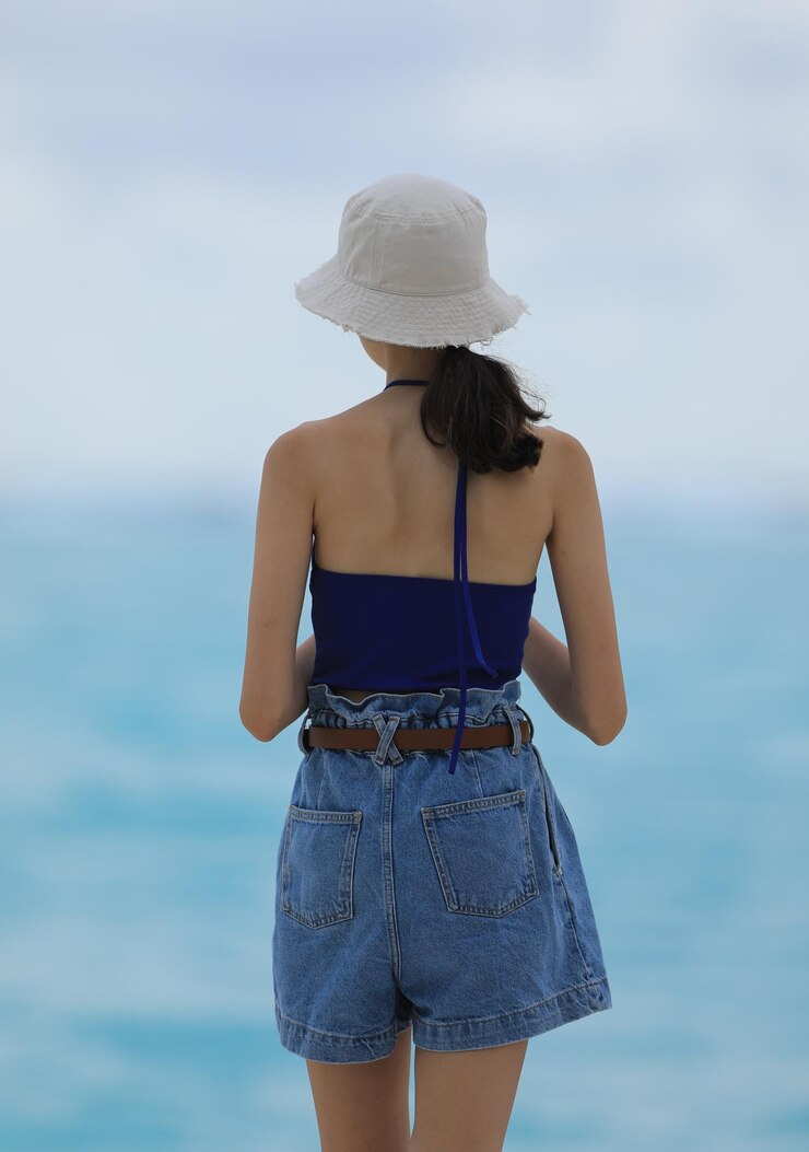 Photo 바다를 바라보는 십대 소녀