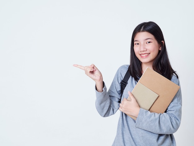 コピースペースを指している10代の少女。