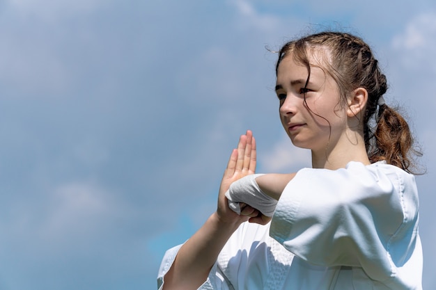 Photo teenage girl practicing karate kata outdoors greetings oss