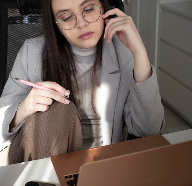 自宅で試験の準備をしている 10 代の少女