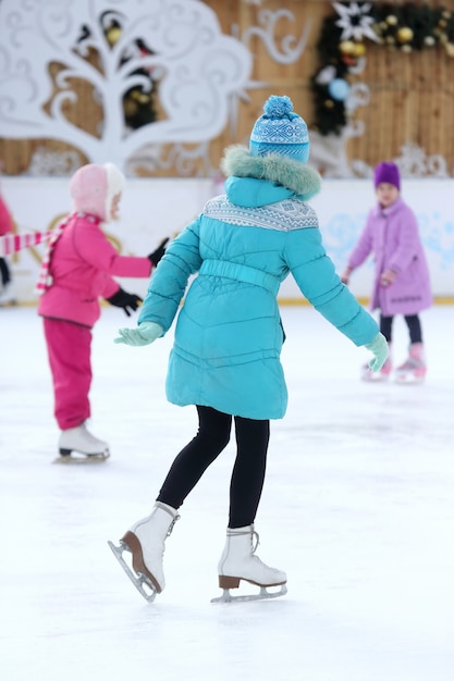 10代の少女が氷の上でスケート