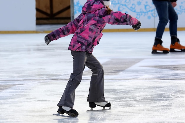 写真 10代の少女がアイススケートリンクでスケート