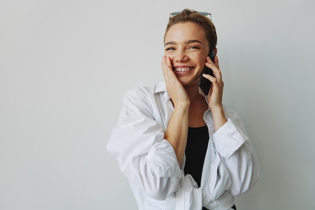 Photo teenage girl smiling and laughing talking on the phone video call chatting online high quality photo