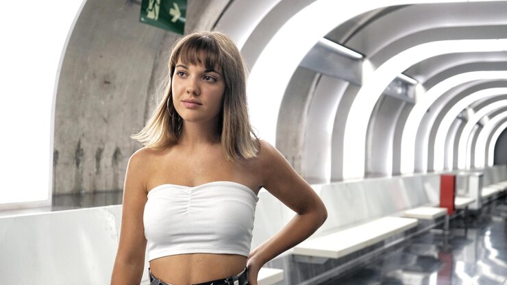 Photo teenage girl standing at subway station