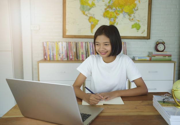 Photo teenage girl studying on laptop