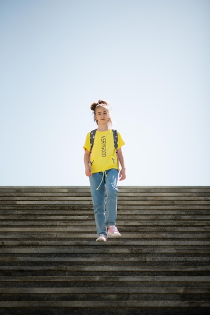 10代の少女が階段からつまずく Z世代のライフスタイル