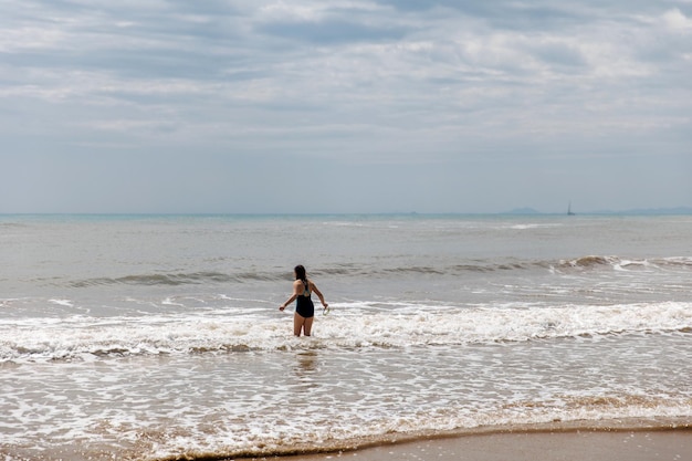 海の水で泳ぐ10代の少女