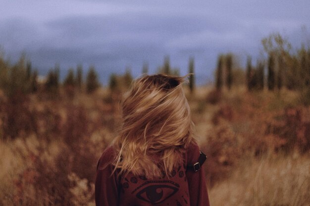 Photo teenage girl tossing hair on land